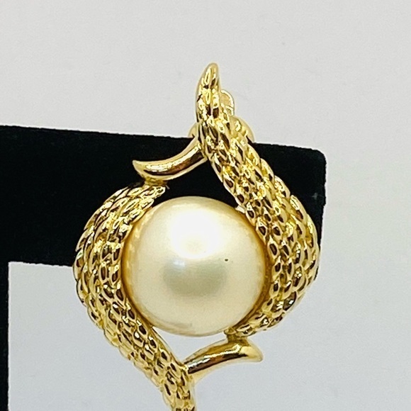 Trifari TM Clip Ons Earrings Faux Pearls 80s 90s - Picture 3 of 11